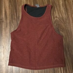 Vuori Crop Top size Small in Brick Red